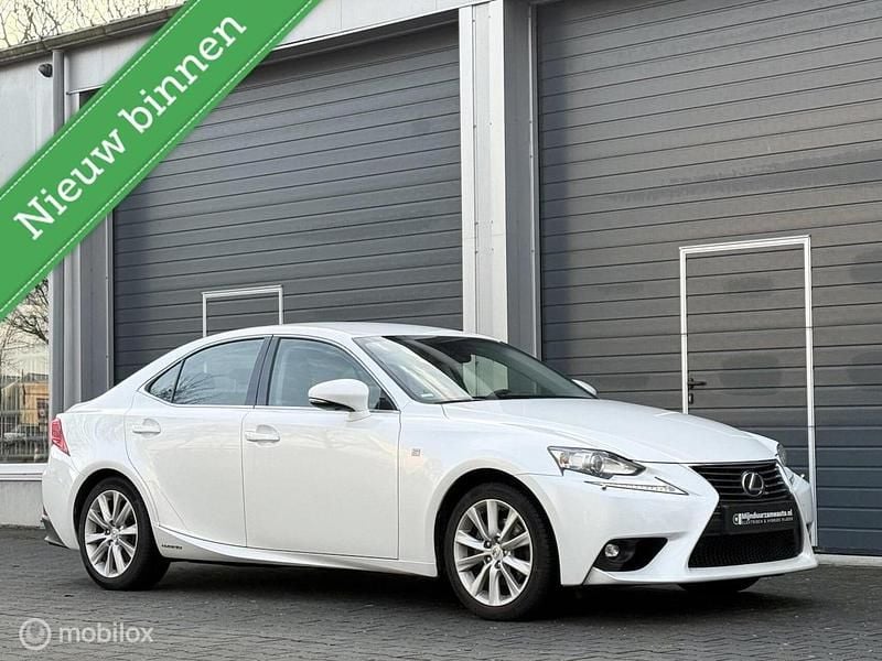 Wit (parellak) Occasion 2015 Lexus IS300h Sedan | € 14.495 (Goede deal) - Afbeelding 1/4