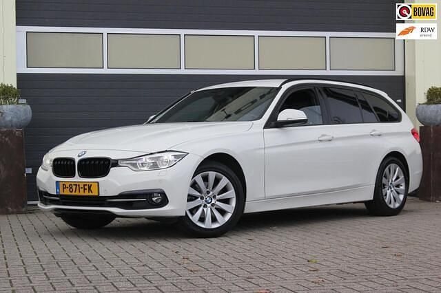 Wit (metallic) Gebruikt 2017 BMW 320 Executive Stationwagen | € 17.700 (Super prijs) - Afbeelding 1/4