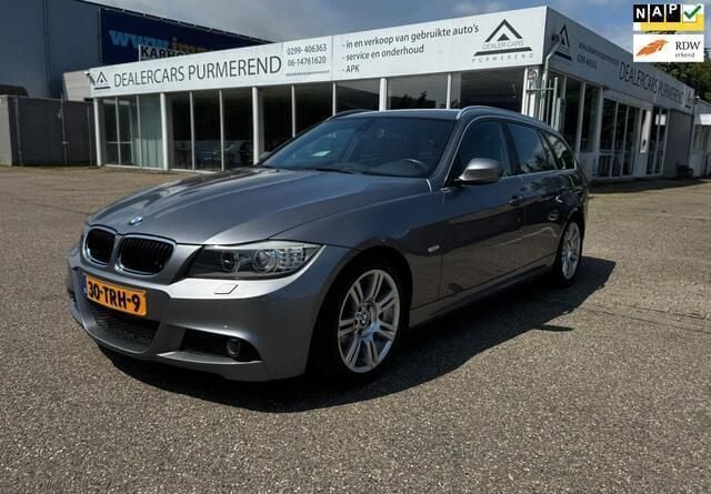 Grijs, metallic lak Gebruikt 2012 BMW 320 Luxury Line Stationwagen | € 8.950 (Eerlijke prijs) - Afbeelding 1/4