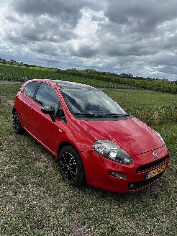 Rood Gebruikt 2012 Fiat Punto Pop Hatchback | € 2.250 (Goede deal) - Afbeelding 1/4
