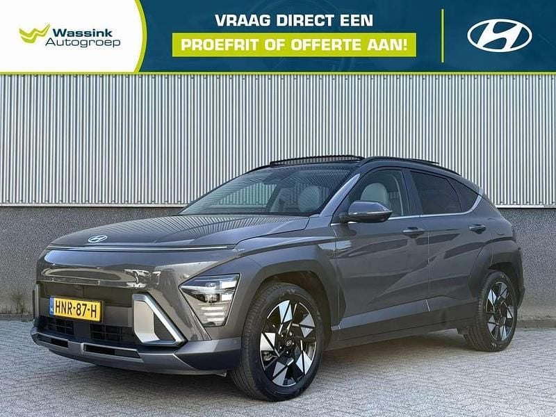 Grijs, metallic lak Gebruikt 2023 Hyundai Kona Premium SUV | € 33.940 (Duur) - Afbeelding 1/4