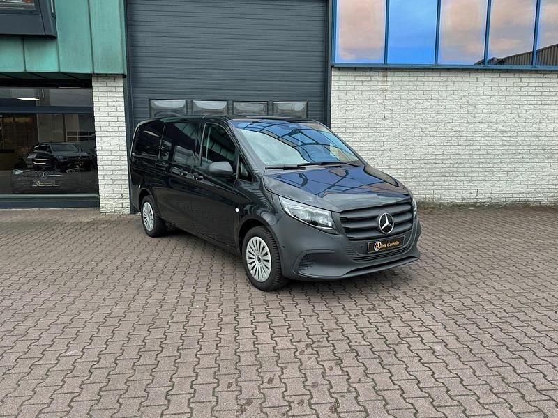 Grijs Gebruikt 2024 Mercedes Vito MPV | € 44.500 - Afbeelding 1/4