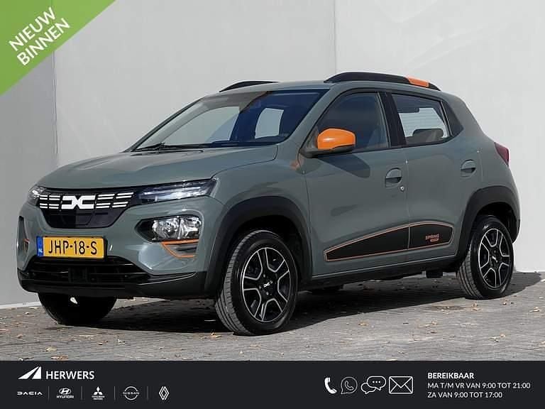 Groen "lichengrijs" Gebruikt 2023 Dacia Spring Expression Hatchback | € 12.735 (Iets duurder) - Afbeelding 1/4