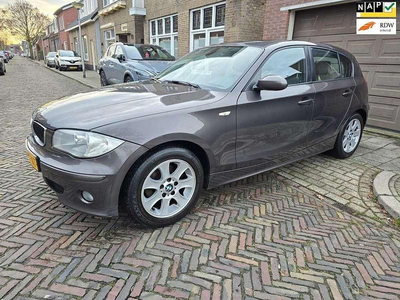 Bruin Occasion 2005 BMW 120 Executive Hatchback | € 2.950 (Super prijs) - Afbeelding 1/4
