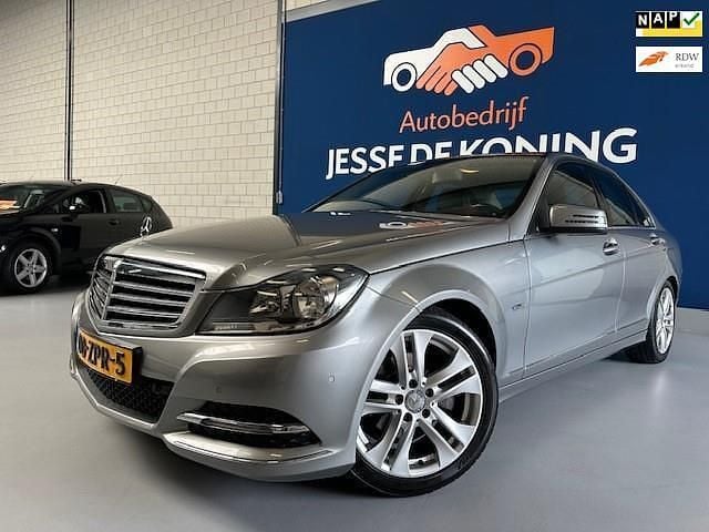 Grijs, metallic lak Gebruikt 2011 Mercedes C180 Avantgarde Sedan | € 9.250 (Eerlijke prijs) - Afbeelding 1/4
