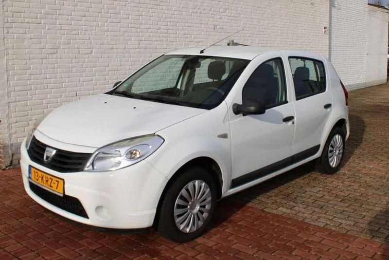 Wit Occasion 2010 Dacia Sandero Ambiance Sedan | € 2.250 - Afbeelding 1/4