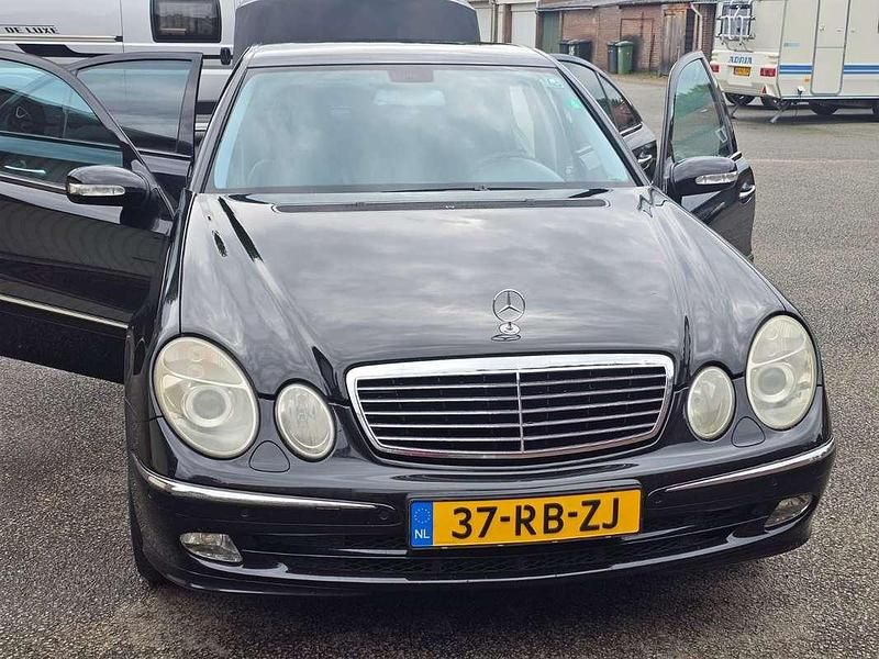Zwart Gebruikt 2005 Mercedes E200 Avantgarde Sedan | € 5.750 - Afbeelding 1/4