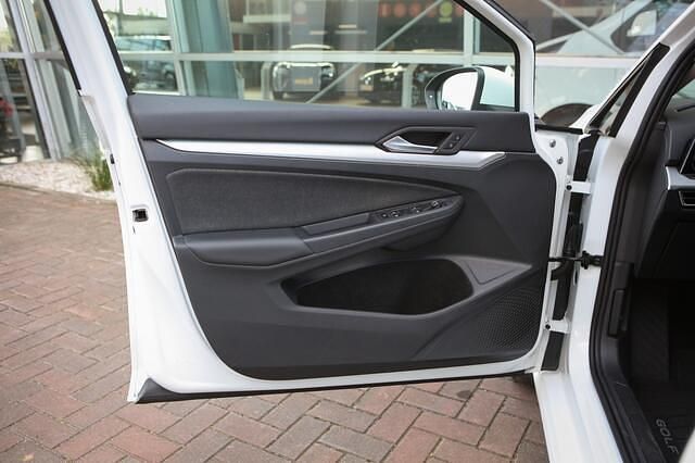 Occasion VW Golf VIII Life 110 PK (80 kW) 2023 Wit Hatchback