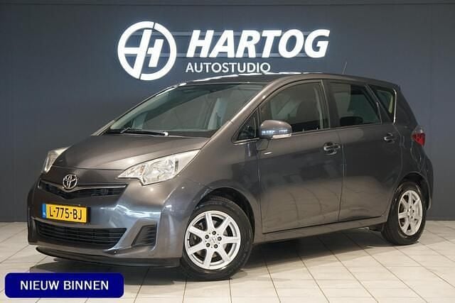 Grijs Gebruikt 2012 Toyota Verso-S Comfort MPV | € 6.745 (Eerlijke prijs) - Afbeelding 1/4
