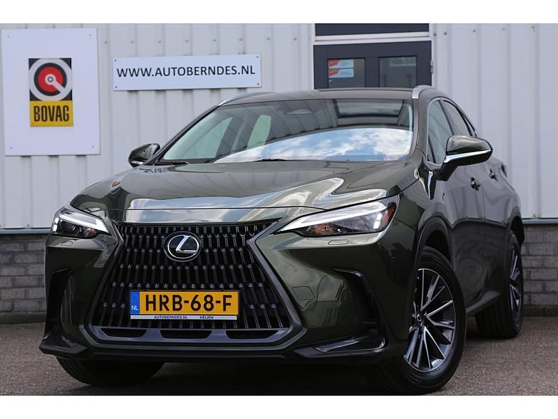 Groen, metallic lak Occasion 2023 Lexus NX350h Business Edition SUV | € 52.900 (Eerlijke prijs) - Afbeelding 1/4