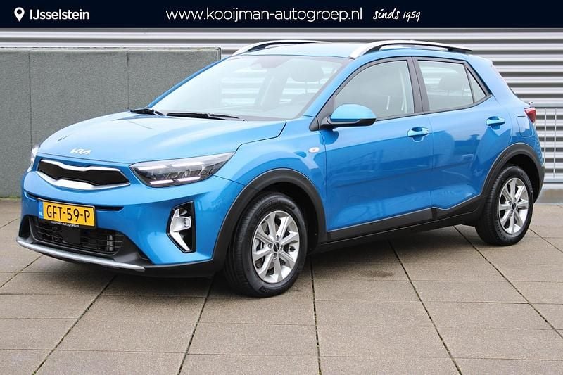 Occasion Kia Stonic 101 PK (74 kW) 2024 Sporty blue (donker blauw) SUV