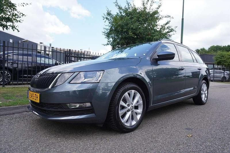Grijs Gebruikt 2020 Skoda Octavia Business Line Stationwagen | € 17.945 (Super prijs) - Afbeelding 1/4