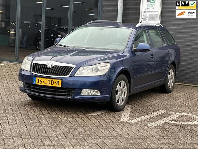 Blauw Occasion 2010 Skoda Octavia Elegance Stationwagen | € 1.495 (Goede deal) - Afbeelding 1/4