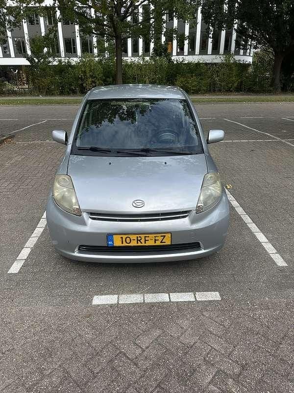 Occasion Daihatsu Sirion 87 PK (63 kW) 2005 Grijs Hatchback