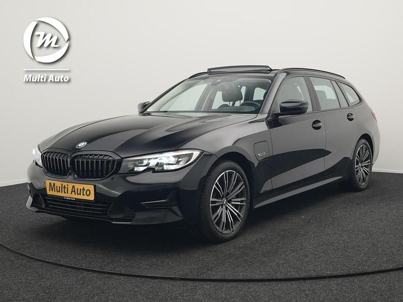 Zwart Gebruikt 2022 BMW 330e Sport Line Stationwagen | € 30.920 (Super prijs) - Afbeelding 1/4