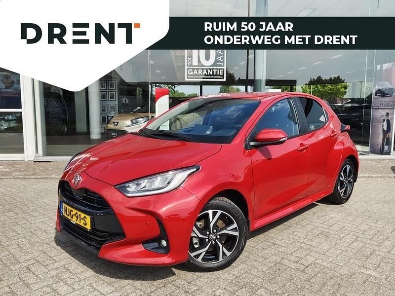 Rood Gebruikt 2024 Toyota Yaris Style Hatchback | € 25.495 (Eerlijke prijs) - Afbeelding 1/4