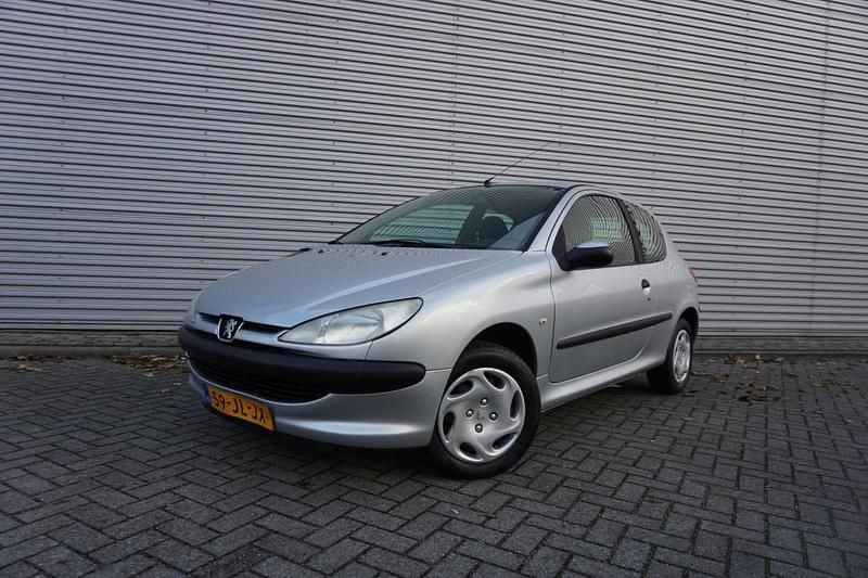 Hatchback Gebruikt 2002 Peugeot 206 Hatchback | € 1.850 (Eerlijke prijs) - Afbeelding 1/4