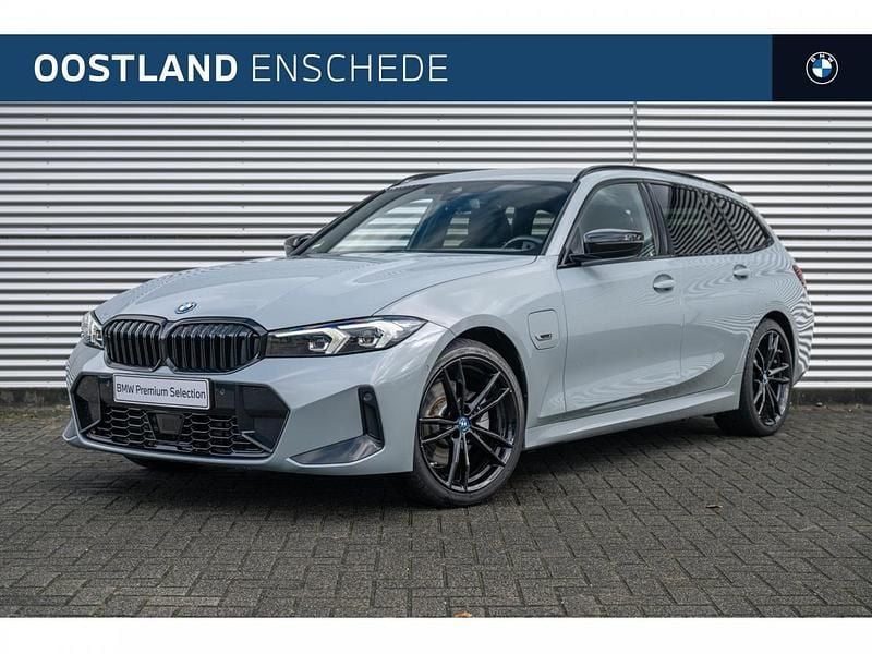 Brooklyn grau (grijs metallic) Gebruikt 2022 BMW 320e Shadowline Stationwagen | € 38.900 - Afbeelding 1/4