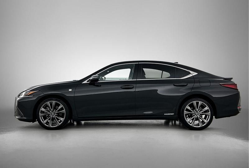 Occasion Lexus ES300H Sport Line 218 PK (160 kW) 2019 Zwart (metallic) Sedan