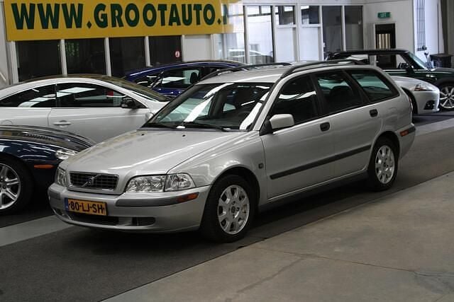 Grijs Gebruikt 2003 Volvo V40 Stationwagen | € 1.444 (Eerlijke prijs) - Afbeelding 1/4
