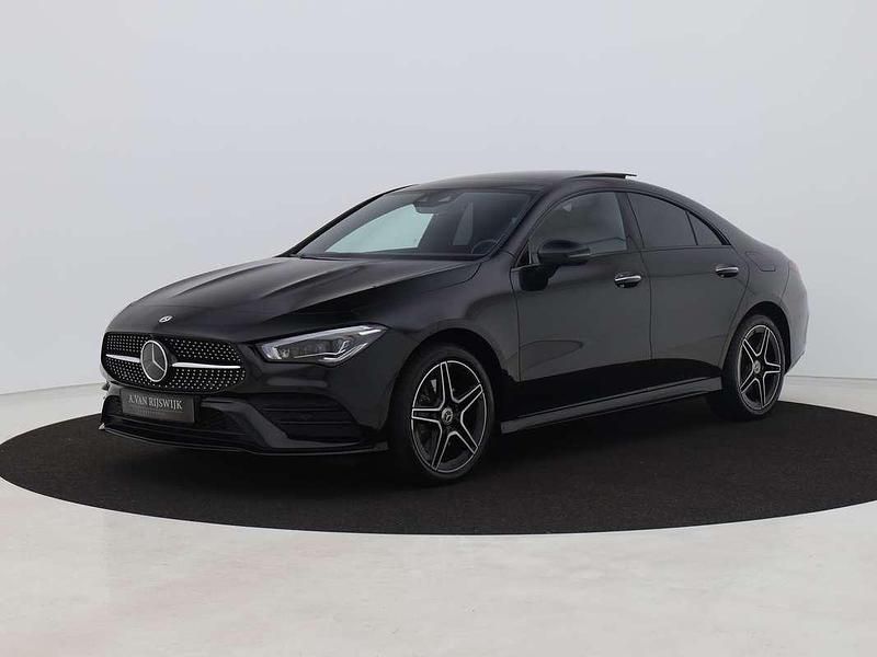 Zwart Gebruikt 2022 Mercedes CLA250e AMG line Sedan | € 35.900 (Eerlijke prijs) - Afbeelding 1/4
