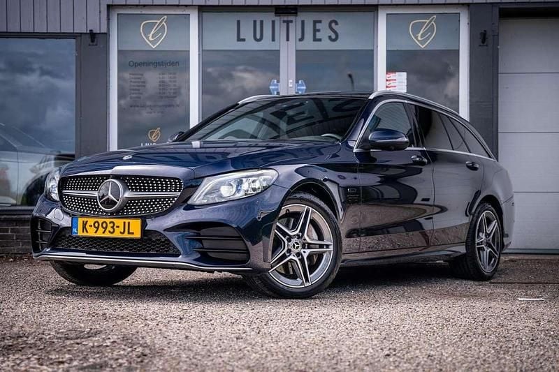 Blauw, metallic lak Gebruikt 2020 Mercedes C300e AMG Line Premium Plus Stationwagen | € 29.500 (Eerlijke prijs) - Afbeelding 1/4