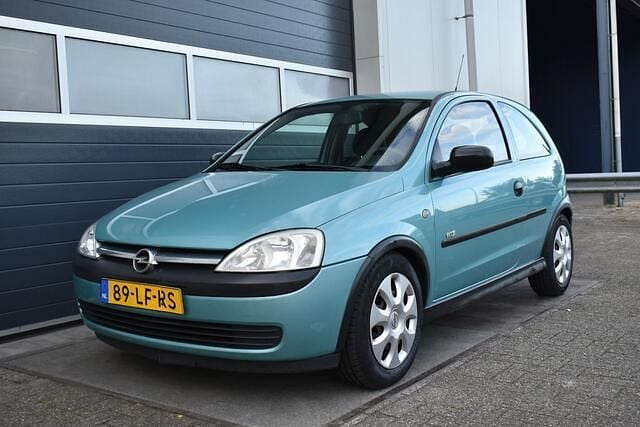 Grijs Gebruikt 2002 Opel Corsa Eco Hatchback | € 1.350 (Eerlijke prijs) - Afbeelding 1/4