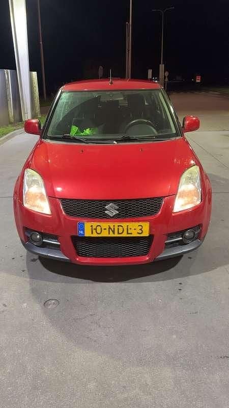 Rood Gebruikt 2010 Suzuki Swift Cool Hatchback | € 2.750 (Goede deal) - Afbeelding 1/4