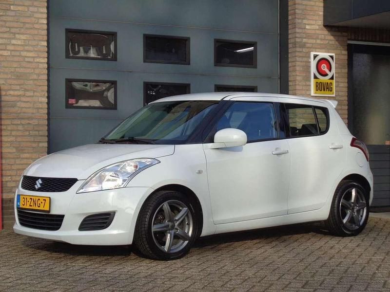 Wit (metallic) Occasion 2013 Suzuki Swift Hatchback | € 5.995 (Eerlijke prijs) - Afbeelding 1/4