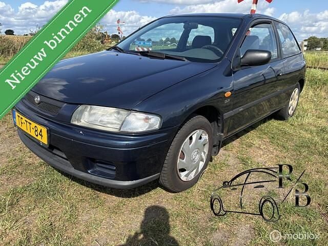 Blauw, metallic lak Gebruikt 1998 Mazda 323 Hatchback | € 799 (Goede deal) - Afbeelding 1/4