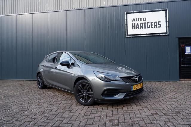 Grijs Gebruikt 2020 Opel Astra Edition Hatchback | € 12.950 (Eerlijke prijs) - Afbeelding 1/4