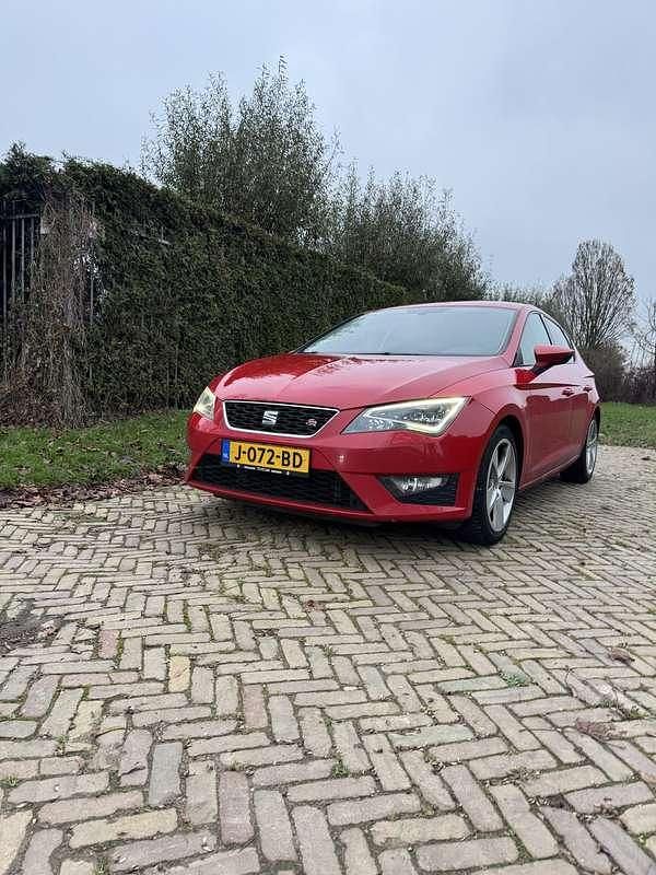 Rood Gebruikt 2012 Seat Leon FR Hatchback | € 7.000 (Eerlijke prijs) - Afbeelding 1/4