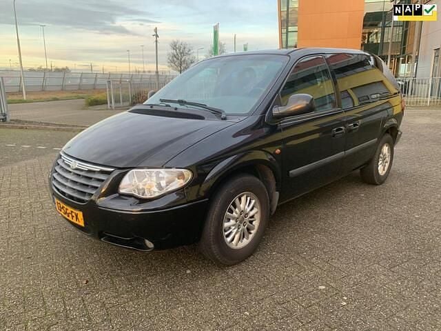 Zwart (metallic) Gebruikt 2006 Chrysler Voyager MPV | € 1.450 (Eerlijke prijs) - Afbeelding 1/4