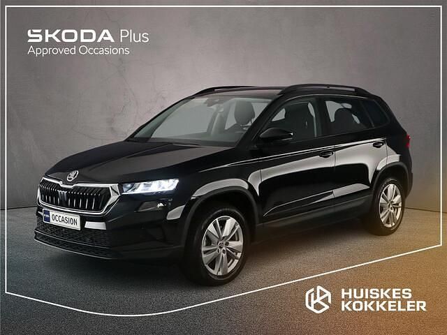 Zwart Gebruikt 2024 Skoda Karoq Selection SUV | € 37.900 (Eerlijke prijs) - Afbeelding 1/4