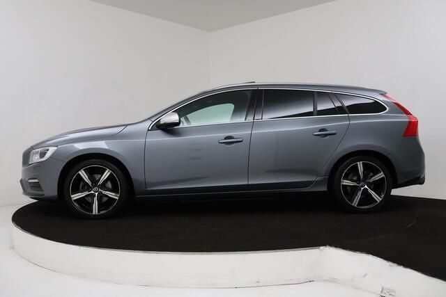 Grijs Gebruikt 2018 Volvo V60 Business Edition Stationwagen | € 19.945 (Super prijs) - Afbeelding 1/4