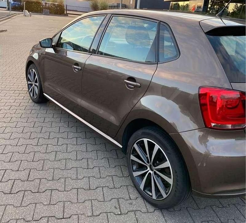 Bruin Gebruikt 2012 VW Polo Comfortline Hatchback | € 2.350 (Super prijs) - Afbeelding 1/3