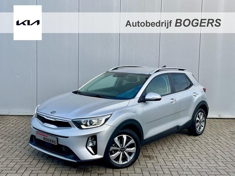Grijs Occasion 2021 Kia Stonic SUV | € 21.940 (Eerlijke prijs) - Afbeelding 1/4