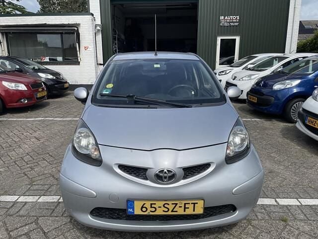 Occasion Toyota Aygo 68 PK (50 kW) 2006 Grijs (metallic) Hatchback