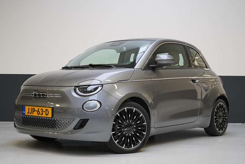 Grijs Gebruikt 2022 Fiat 500e La Prima Hatchback | € 18.895 (Eerlijke prijs) - Afbeelding 1/4