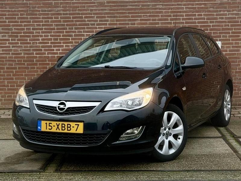 Zwart (metallic) Gebruikt 2012 Opel Astra Cosmo Stationwagen | € 5.650 (Goede deal) - Afbeelding 1/4