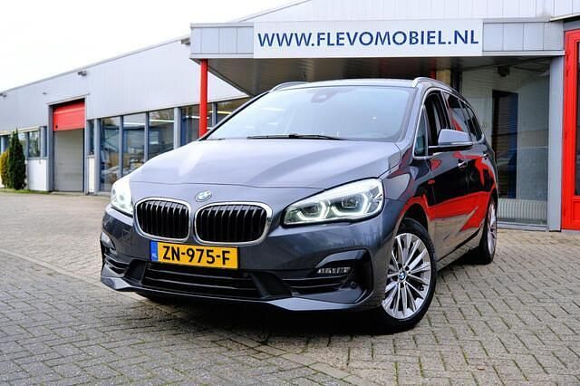 Grijs (metallic) Gebruikt 2019 BMW 218 Executive MPV | € 20.950 (Eerlijke prijs) - Afbeelding 1/4
