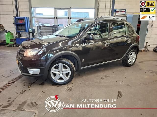 Zwart Occasion 2014 Dacia Sandero Lauréate Hatchback | € 6.350 (Eerlijke prijs) - Afbeelding 1/4