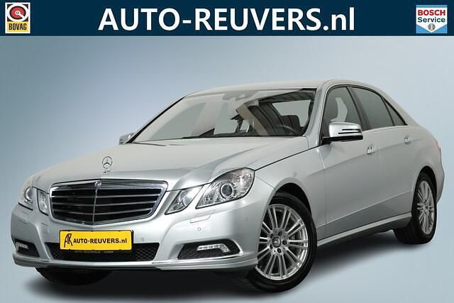 Grijs (metallic) Occasion 2009 Mercedes E500 Avantgarde Sedan | € 29.900 - Afbeelding 1/4