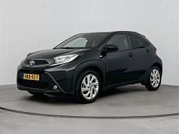 Night sky black metallic (donker zwart metallic) Gebruikt 2024 Toyota Aygo Limited Hatchback | € 18.880 (Eerlijke prijs) - Afbeelding 1/3