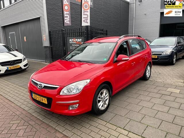 Rood Occasion 2010 Hyundai i30 Style Stationwagen | € 2.499 (Eerlijke prijs) - Afbeelding 1/4