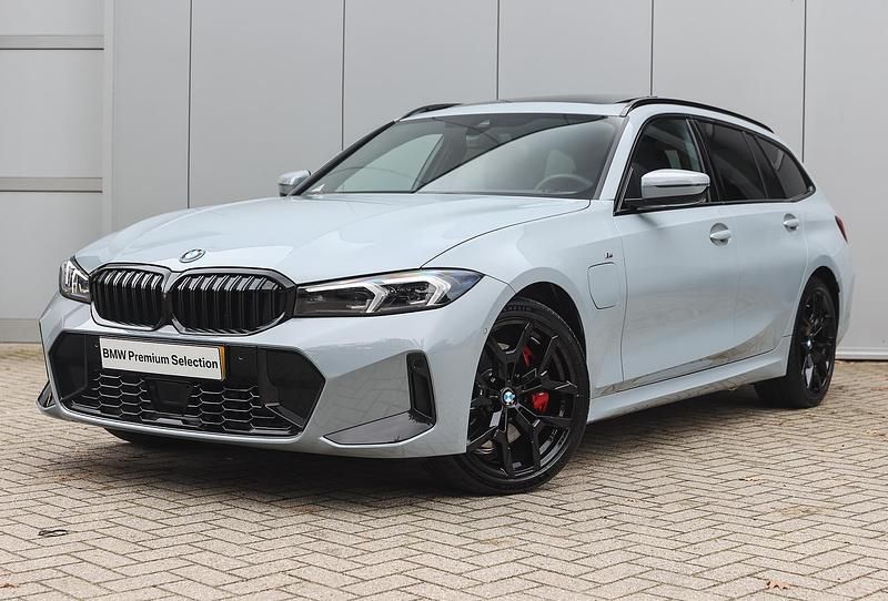Grijs Gebruikt 2025 BMW 330e Comfort Edition Stationwagen | € 63.750 (Duur) - Afbeelding 1/4