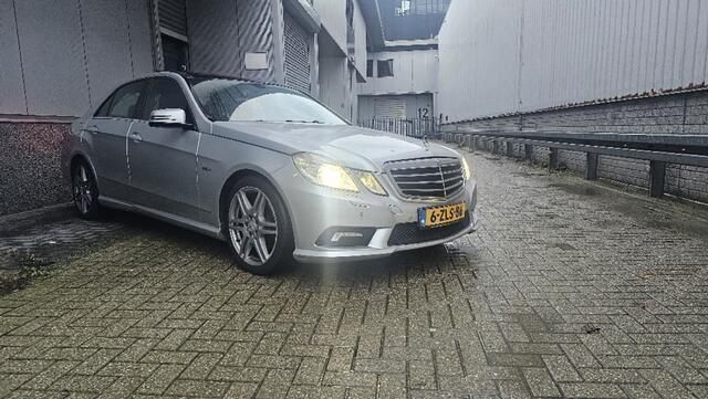 Grijs Gebruikt 2009 Mercedes E350 Avantgarde Sedan | € 9.750 (Eerlijke prijs) - Afbeelding 1/4