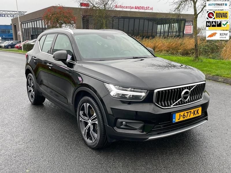 Zwart Gebruikt 2020 Volvo XC40 Inscription SUV | € 26.950 (Goede deal) - Afbeelding 1/4