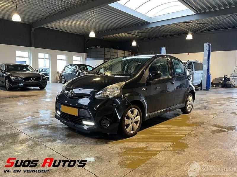 Zwart Occasion 2013 Toyota Aygo Hatchback | € 2.950 (Goede deal) - Afbeelding 1/4