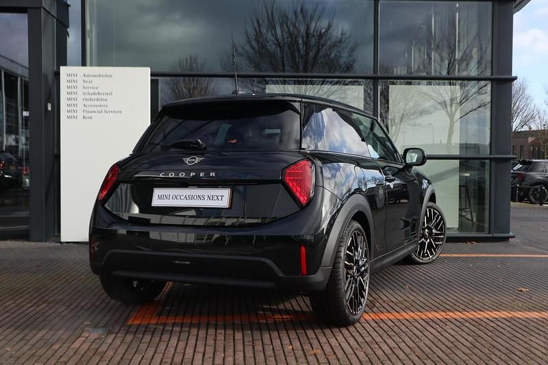 Nieuw Mini Cooper Favoured 156 PK (114 kW) 2025 Midnight black ii (c4r) Hatchback